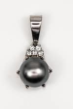 6.8g 18KWG 11mm TAHITIAN PEARL AND 0.25ctw VS/H DIAMOND PENDANT