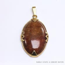 MINGS HAWAII TRANSLUCENT BROWN JADE CABOCHON 14K YELLOW GOLD BEZEL SET PENDANT