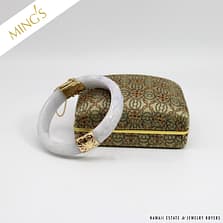 MING'S 56.5g 14KYG CARVED LAVENDER JADE BANGLE WITH BOX SIZE 7.25