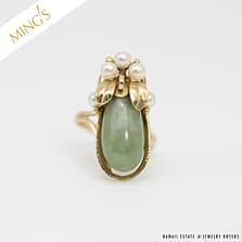 MING'S 7.5g GREEN JADE AND PEARL RING SIZE 5.5