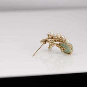 Ming's Pale Green Jade and Cultured Pearl 14K Yellow Gold Brooch - Image 2