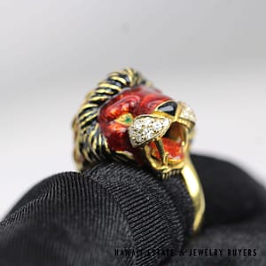 Vintage Luciano Somenzi 18K Yellow Gold Lion Ring with Enamel, Diamonds & Emeralds - Image 2