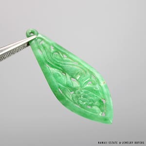 4.9g PAIR OF CARVED AND PIERCED GREEN JADE MEASURES 47.3x18mm - Image 6
