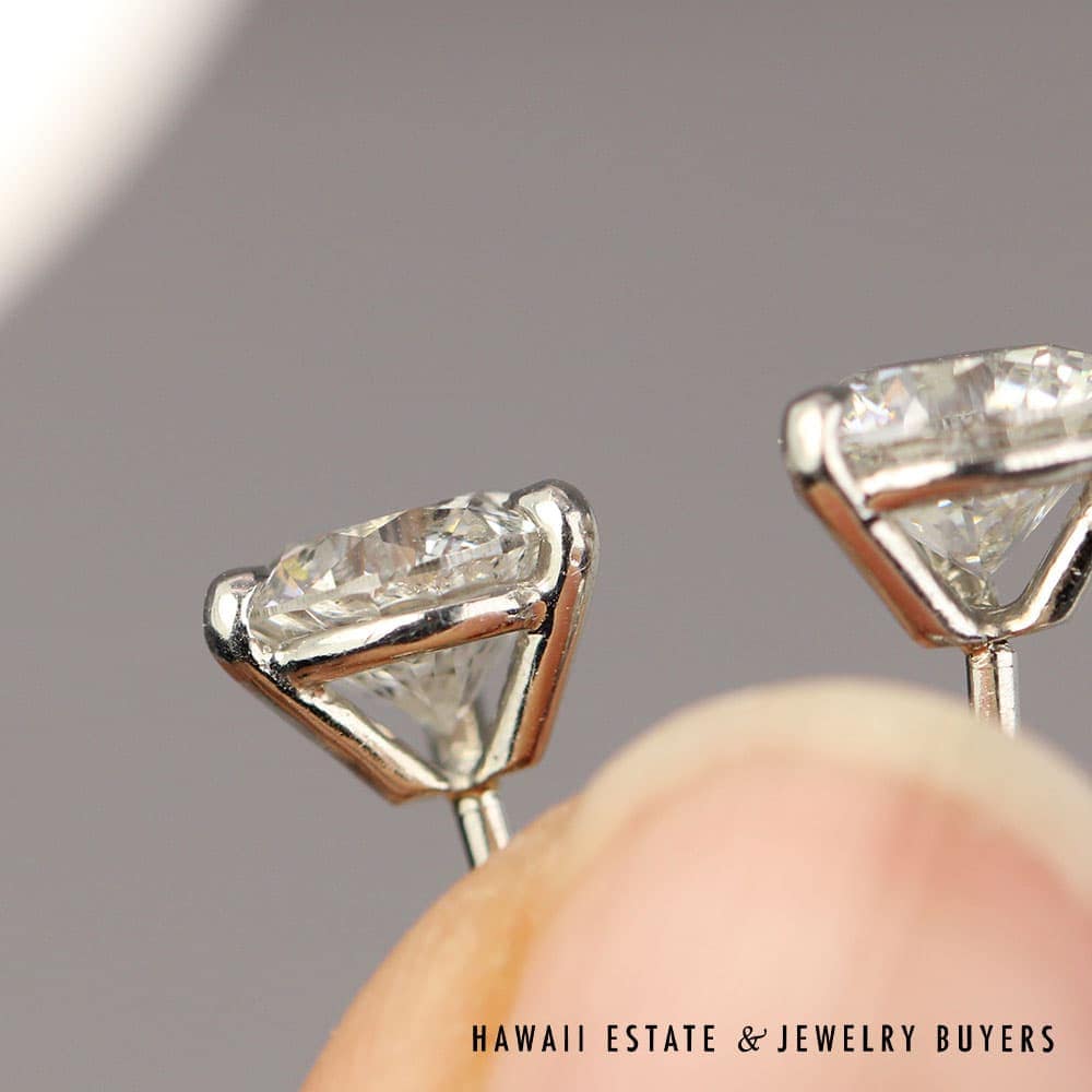 2CTW DIAMONDS SET IN PLATINUM MARTINI SCREWBACK EARRINGS (1CT each side!) - Image 2