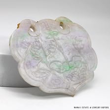 100.4g LAVENDER AND GREEN CARVED JADE PENDANT MEASURES 99x86mm