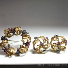 VINTAGE NATURAL RUBY & SAPPHIRE WREATH 14K YELLOW GOLD BROOCH & EARRINGS SET