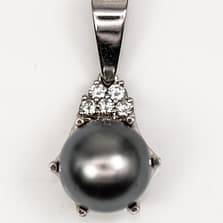 6.8g 18KWG 11mm TAHITIAN PEARL AND 0.25ctw VS/H DIAMOND PENDANT