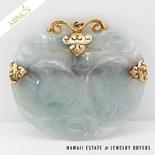 MING'S 26.7g 14KYG PALE GRAY-GREEN CARVED JADE PENDANT BROOCH