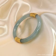 41.2g 18KYG TYPE A PALE GREEN JADE HINGED BANGLE SIZE 7