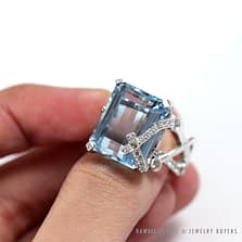 Unique Aquamarine & Diamond High Fashion 18K White Gold Ring (SZ 6.75)