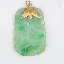 23g 18KYG MOTTLED GREEN JADE CARVED PENDANT