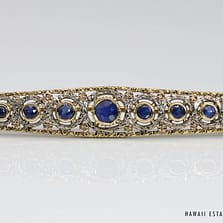 5.8g 18KYG 0.80ctw BLUE SAPPHIRE FILIGREE BAR PIN MEASURING 59x9mm