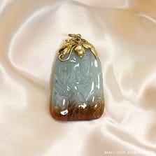 49.1g 14KYG PALE GREEN, RED, AND LAVENDER CARVED JADE PENDANT MEASURES 57x39mm