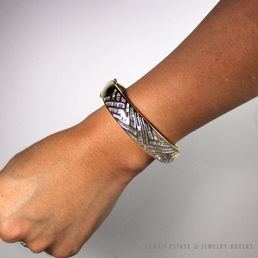 9.27CTW DIAMOND BAGUETTE 18K YELLOW GOLD HINGED BANGLE BRACELET - Image 2