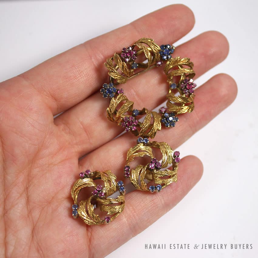 VINTAGE NATURAL RUBY & SAPPHIRE WREATH 14K YELLOW GOLD BROOCH & EARRINGS SET - Image 2