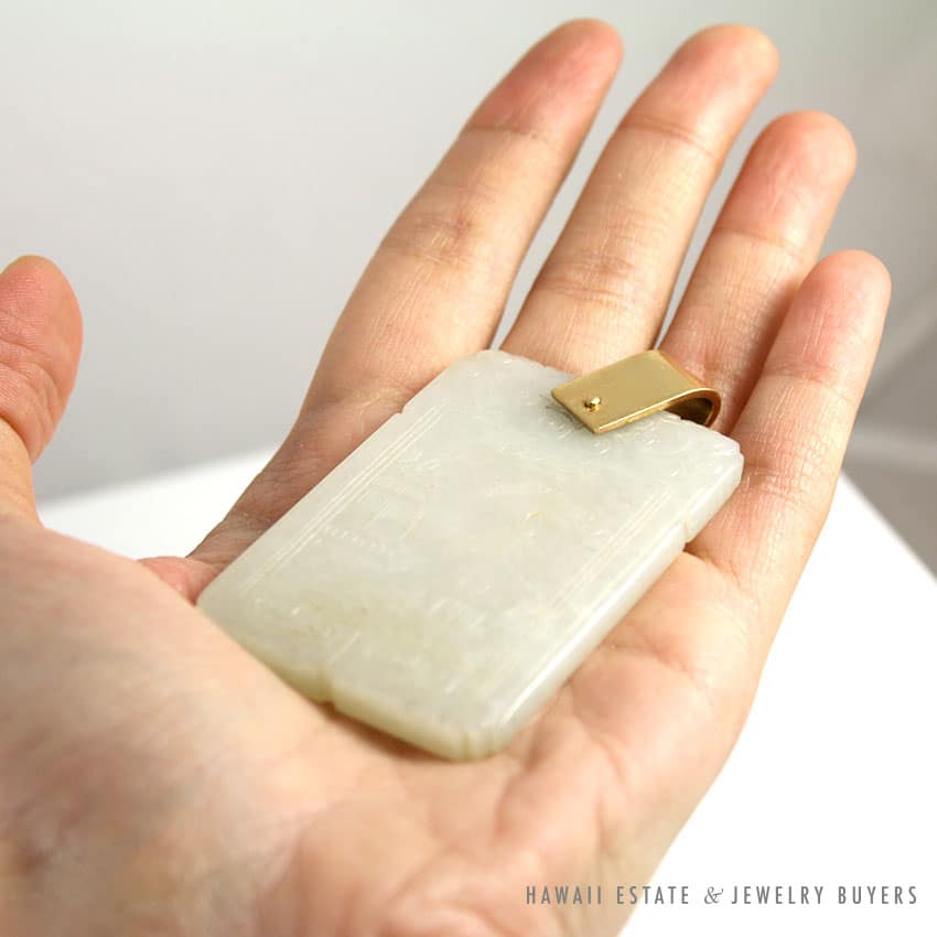 IMPORTANT 19C CHINESE MUTTON FAT WHITE JADE CARVED OLD MAN WITH CANE YELLOW GOLD LARGE PENDANT - Image 3