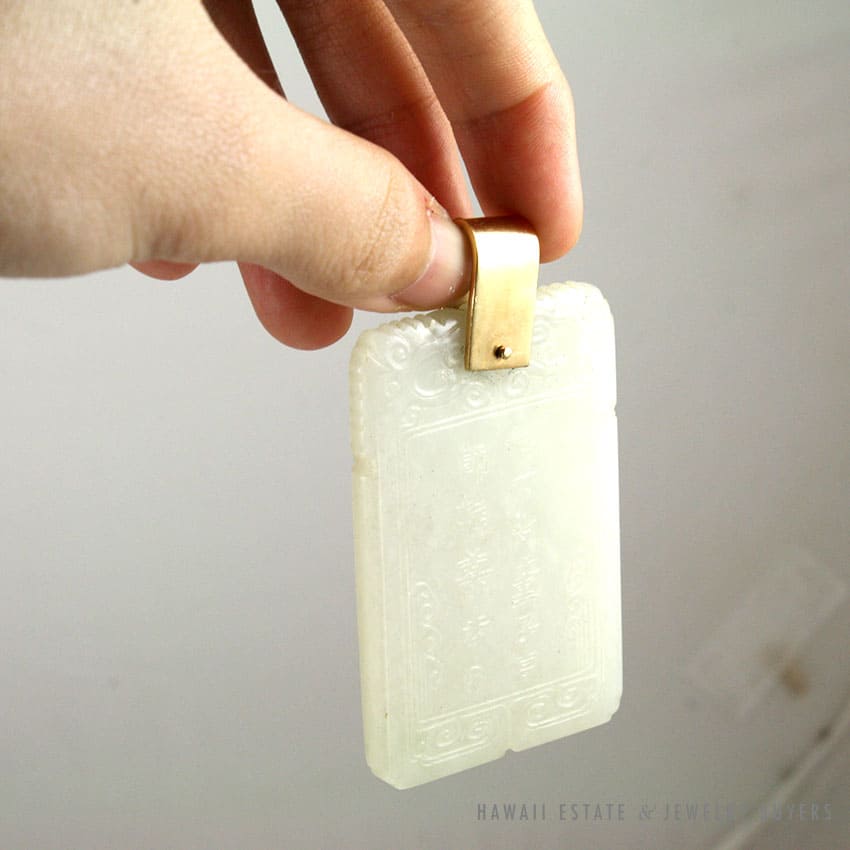 IMPORTANT 19C CHINESE MUTTON FAT WHITE JADE CARVED OLD MAN WITH CANE YELLOW GOLD LARGE PENDANT - Image 4