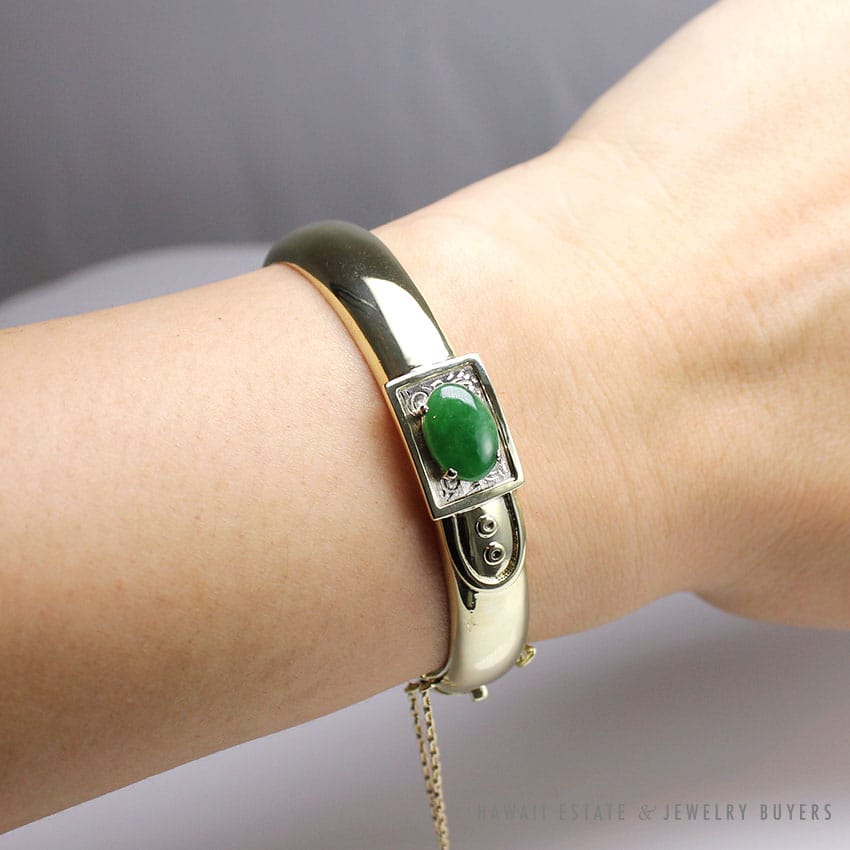 GUMP'S VINTAGE IMPERIAL JADE CABOCHON 14K YELLOW GOLD HINGED BANGLE BRACELET - Image 2