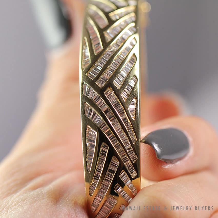 9.27CTW DIAMOND BAGUETTE 18K YELLOW GOLD HINGED BANGLE BRACELET - Image 3