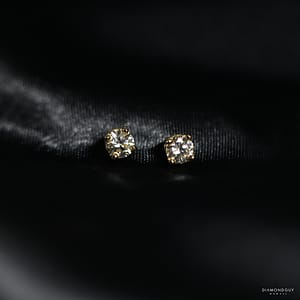 1.06g 14KYG 0.67ctw DIAMOND STUD EARRINGS