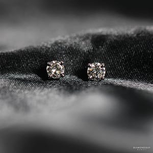 1.14g 14KWG 0.84ctw DIAMOND STUD EARRINGS